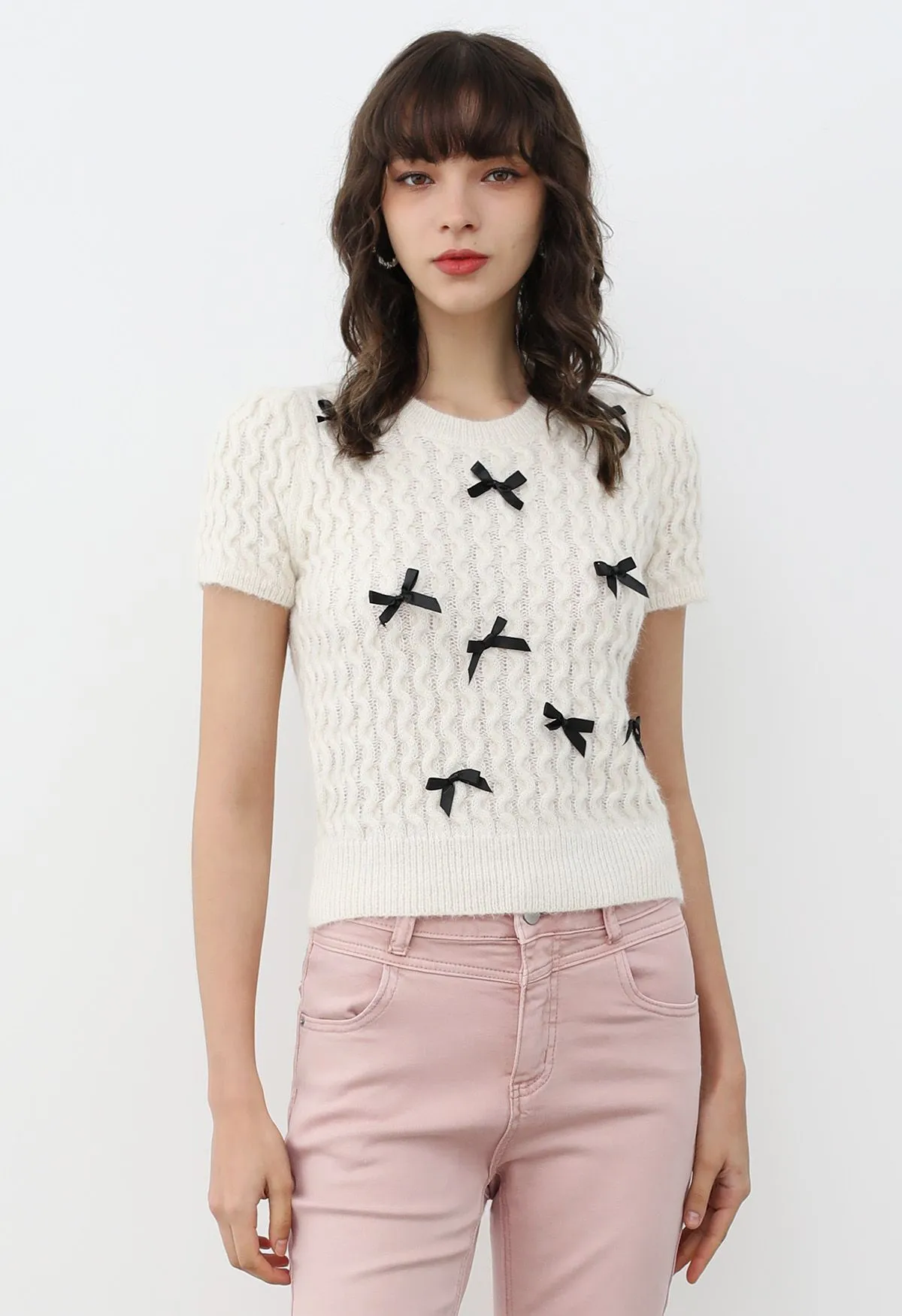 Attachant - Haut en tricot à manches courtes orné de nœud papillon en blanc