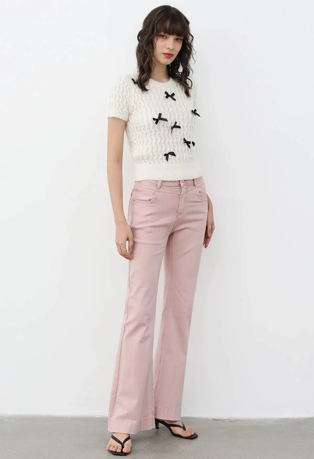 Attachant - Haut en tricot à manches courtes orné de nœud papillon en blanc