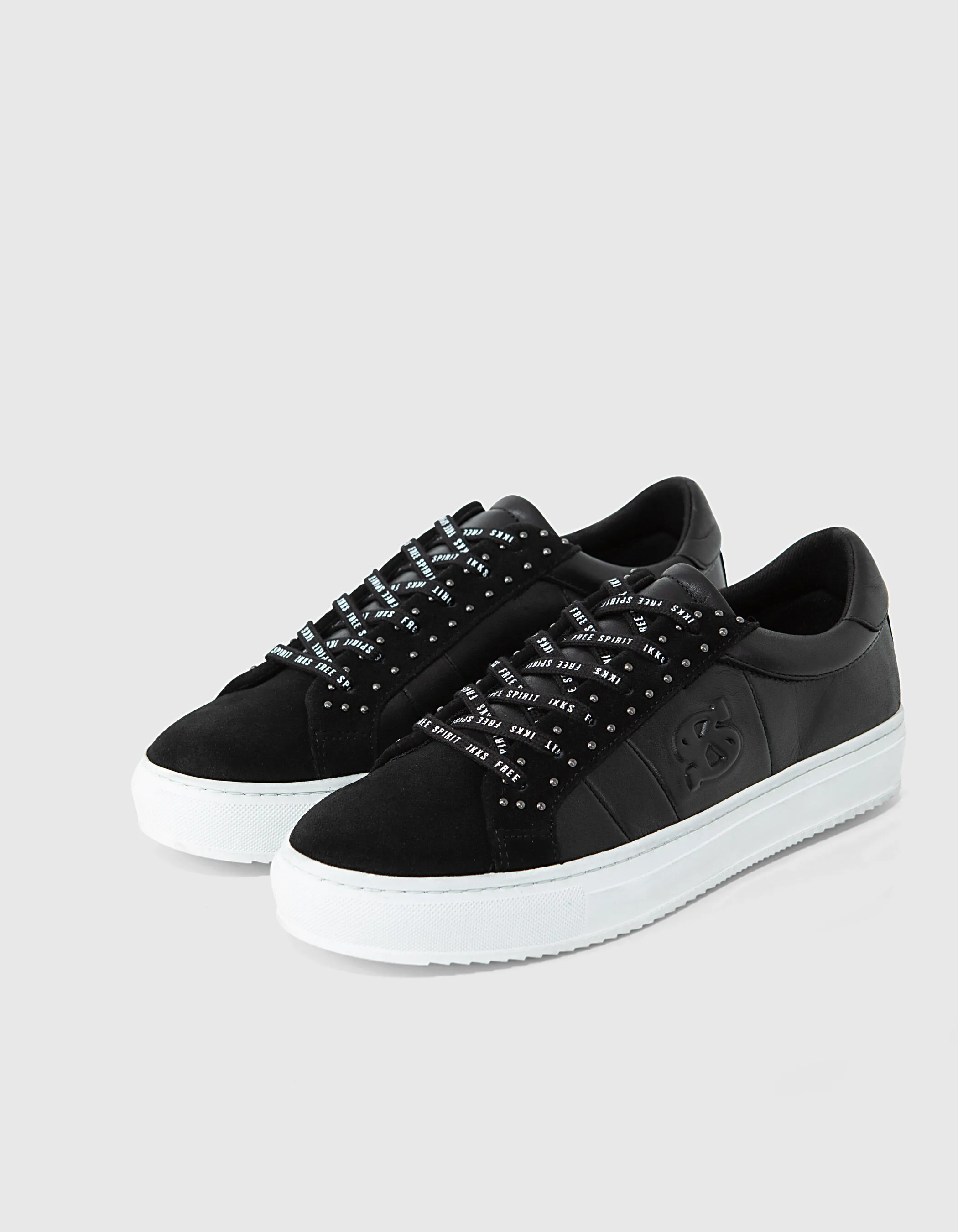 Baskets noires en cuir logo IKKS détails clous femme
