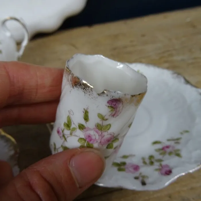 Dinette de petite fille en porcelaine ancienne à fleurs - Le palais des bricoles