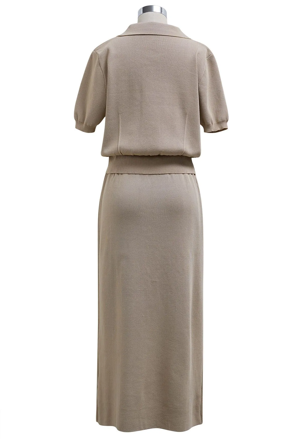 Ensemble haut en tricot à manches courtes et jupe mi-longue boutonnés en taupe