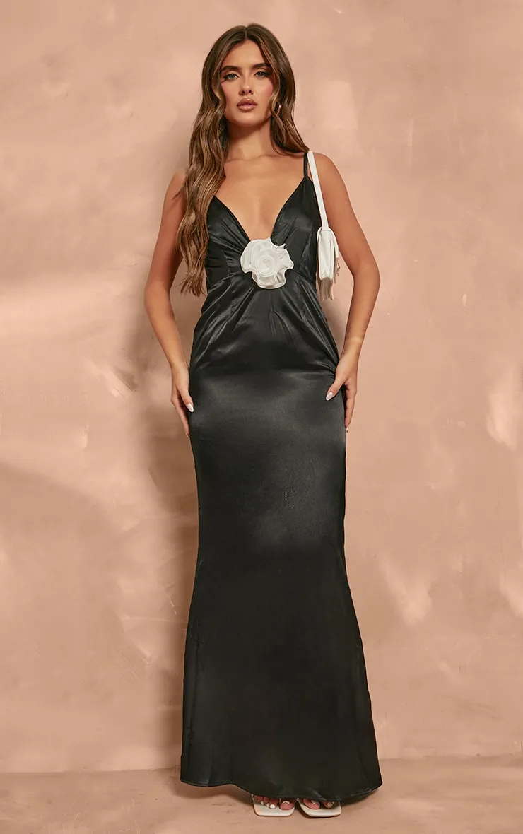 Robe longue satinée noire à détail rose